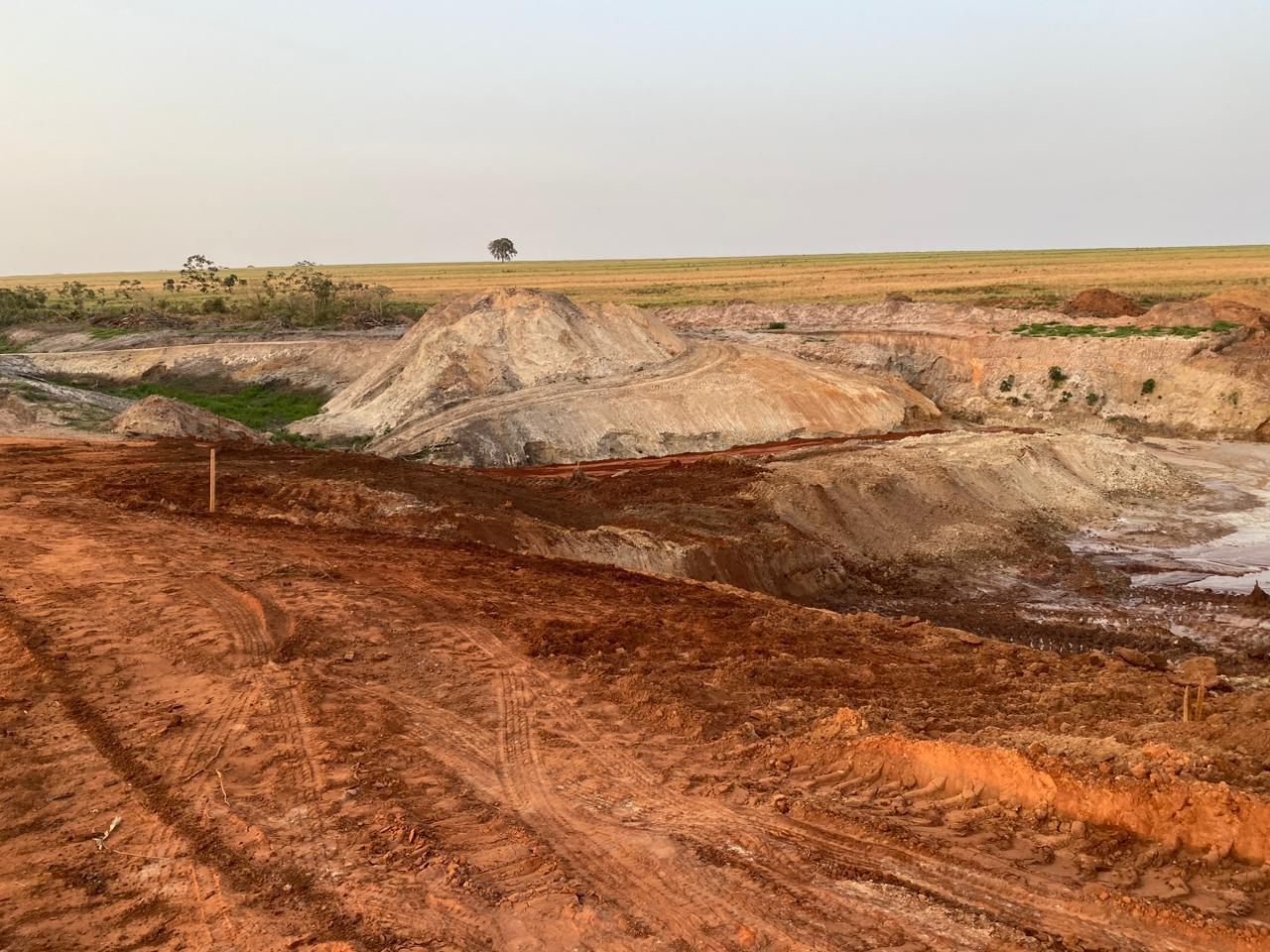 Barragem de terra em execução na Fazenda Laçador, obra do Grupo LG — foto 1