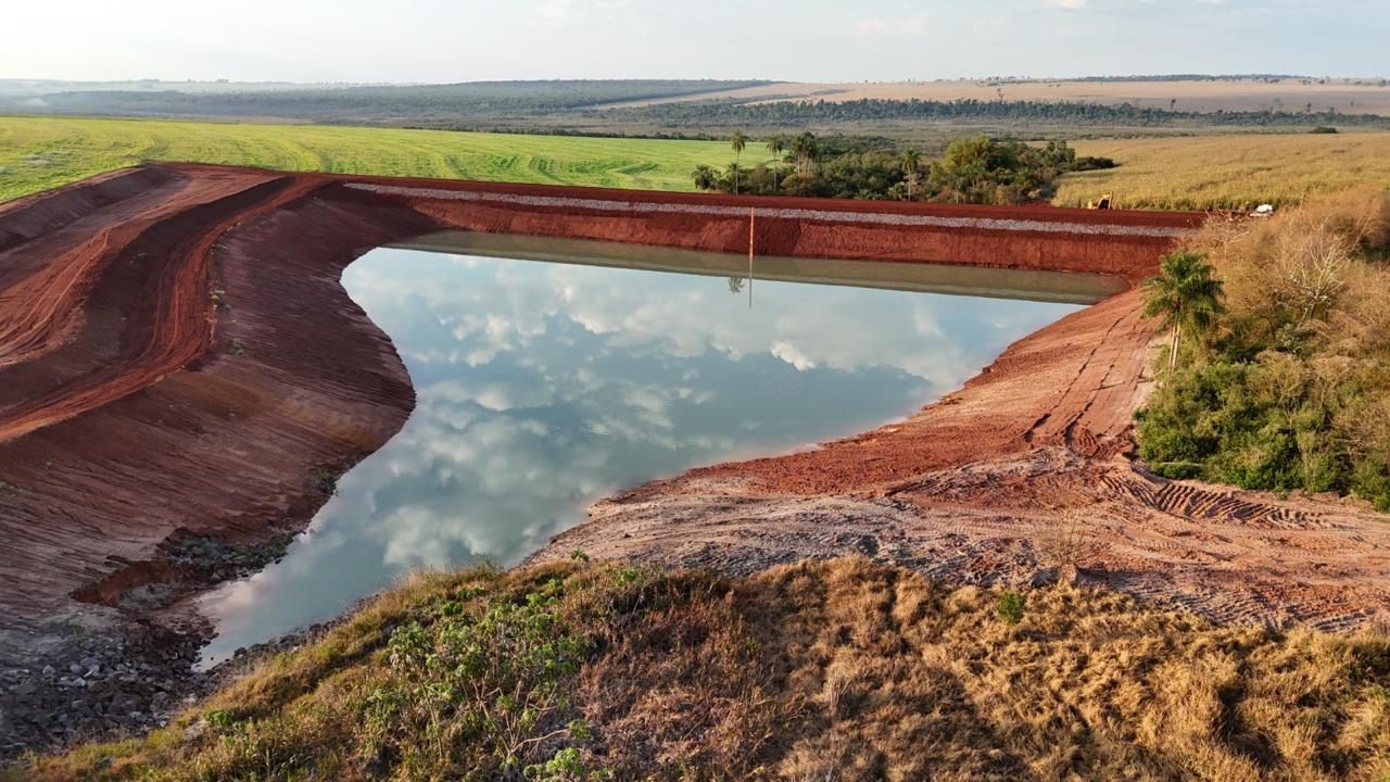 Barragem de terra em execução na Fazenda Laçador, obra do Grupo LG — foto 11
