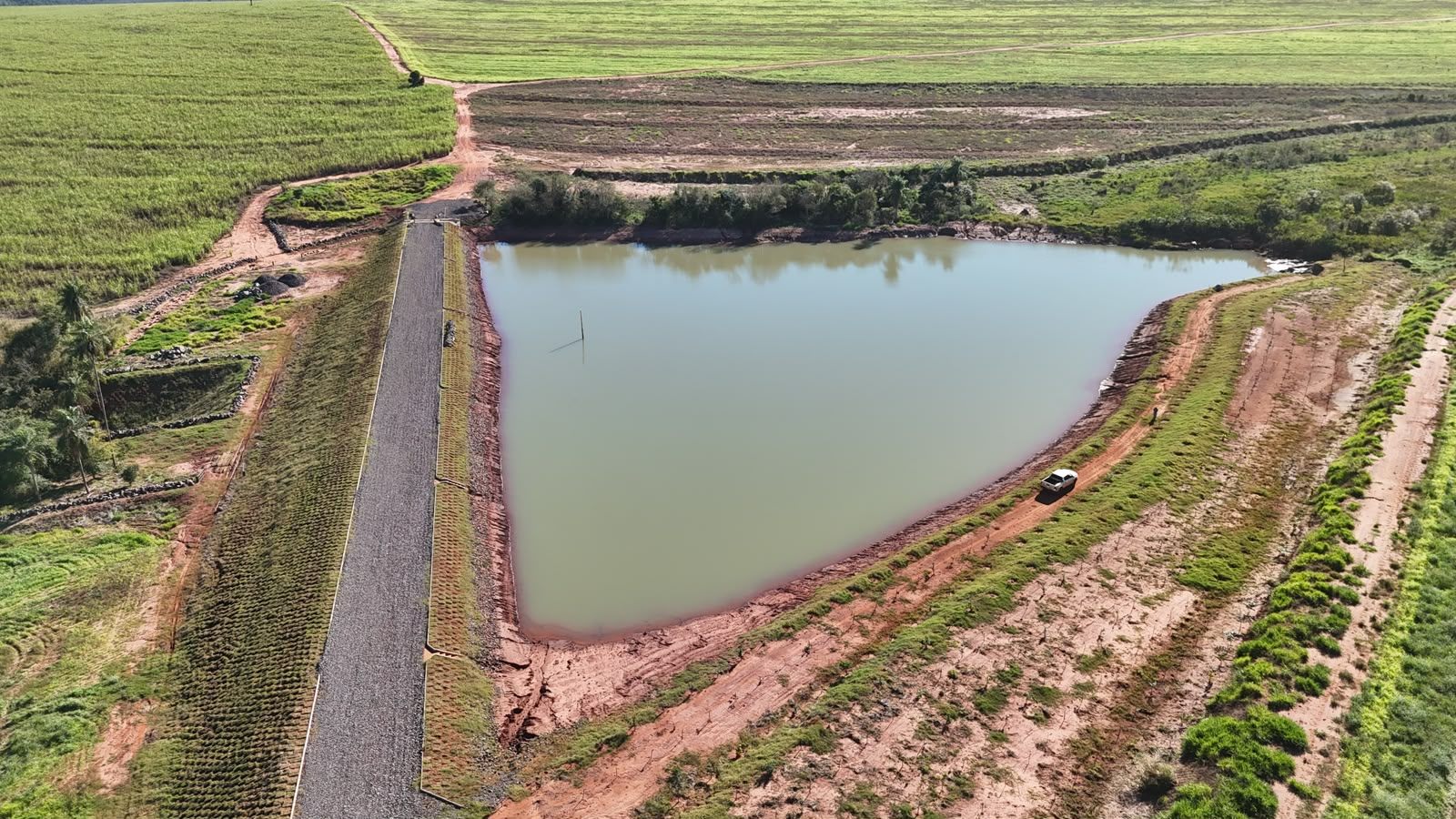 Barragem de terra concluída e reservatório cheio na Faz. Laçador