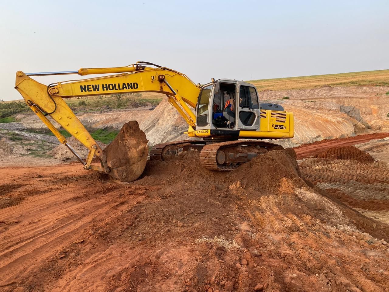 Barragem de terra em execução na Fazenda Laçador, obra do Grupo LG — foto 2
