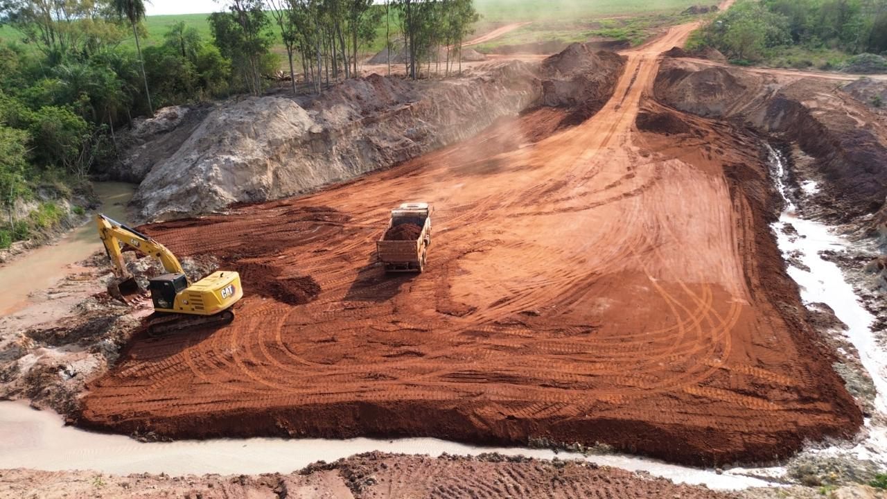 Barragem de terra em execução na Fazenda Laçador, obra do Grupo LG — foto 3
