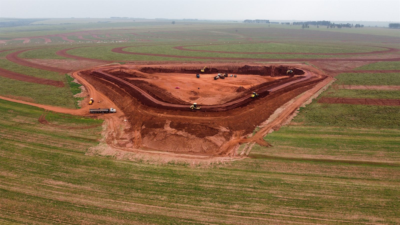 Reservatório de irrigação 1 na Fazenda Ouro Fino, executado pelo Grupo LG — foto 3