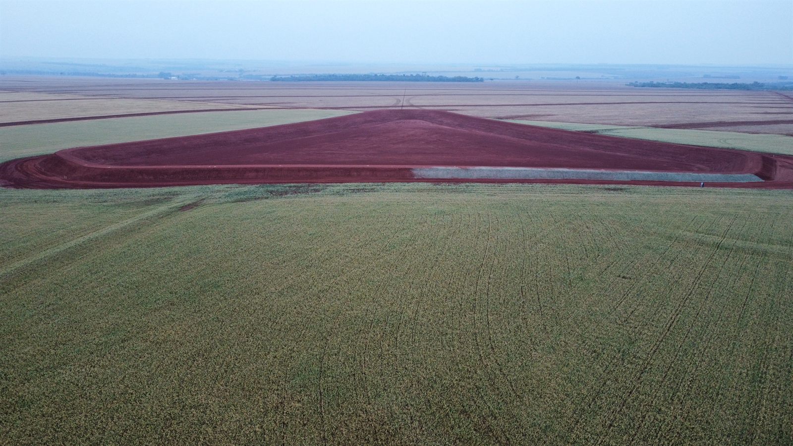 Reservatório de irrigação na Fazenda Santa Lúcia, executado pelo Grupo LG — foto 1