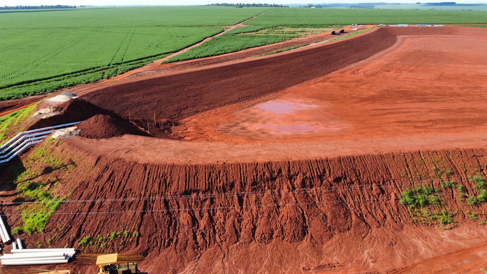 Reservatório de irrigação na Fazenda Santa Lúcia, executado pelo Grupo LG — foto 2