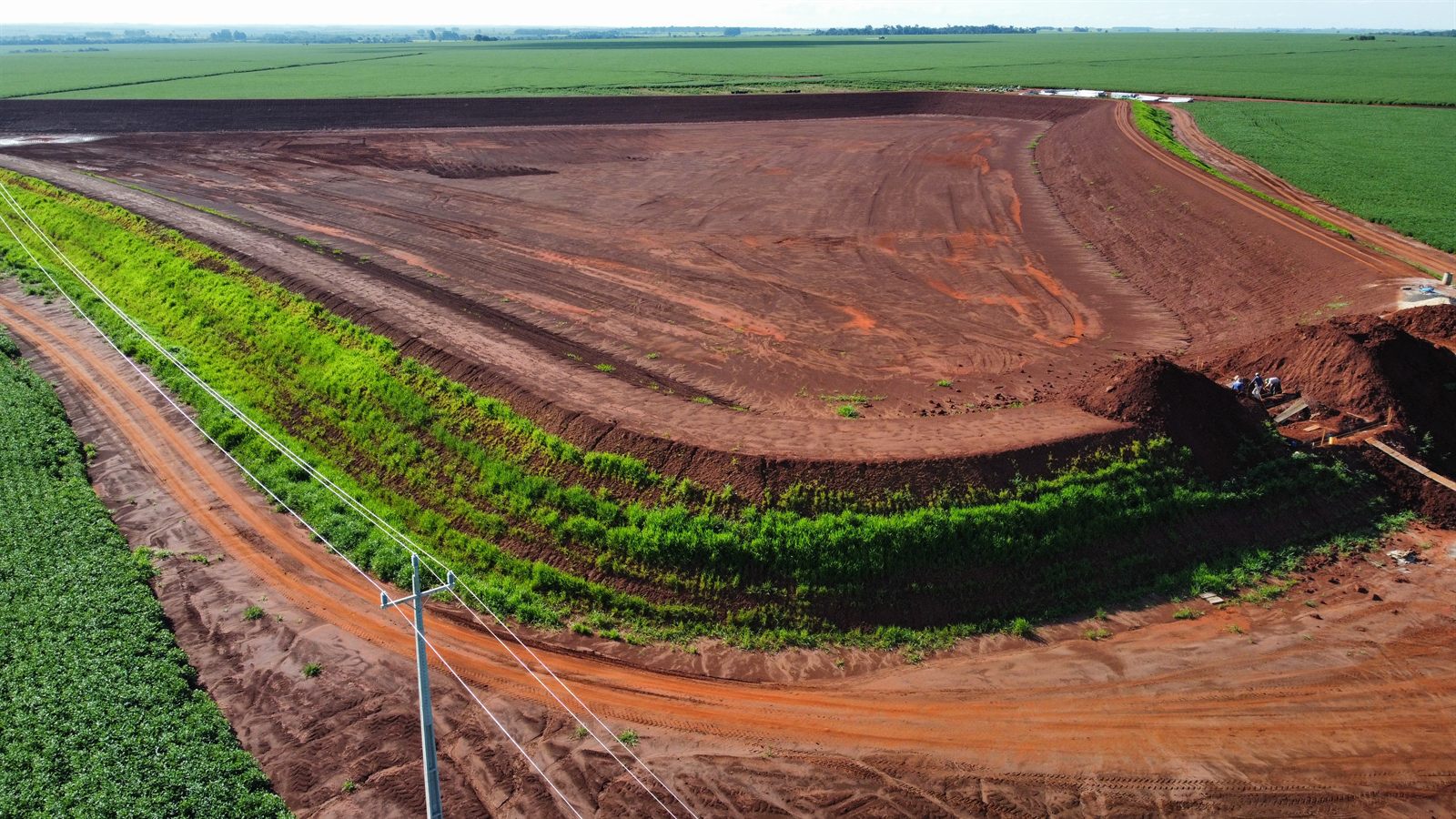 Barragem concluída e talude revegetado na Fazenda Santa Lúcia