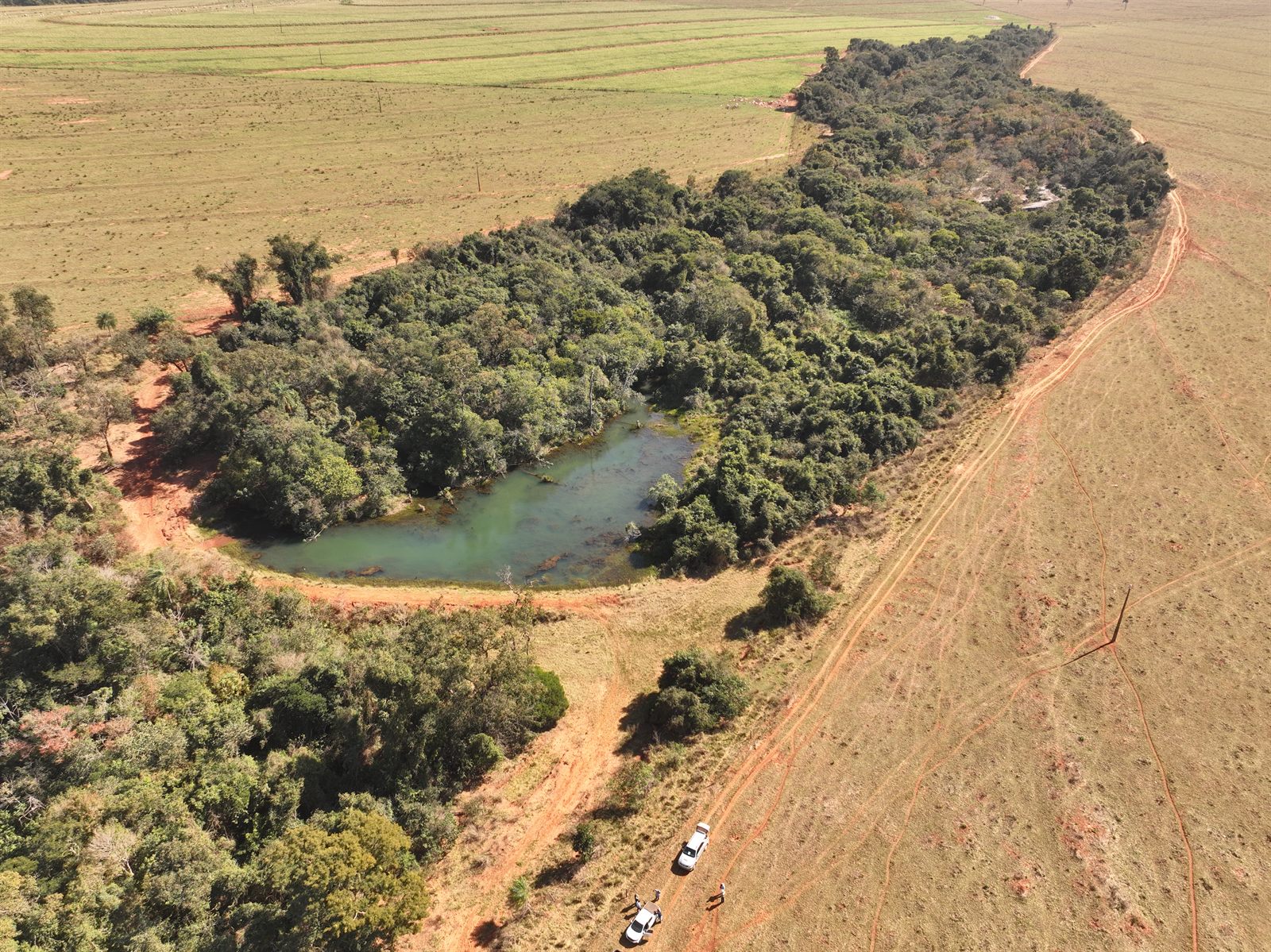 Barragem de terra na Fazenda São Ramão, vista aérea de drone, obra do Grupo LG — foto 1