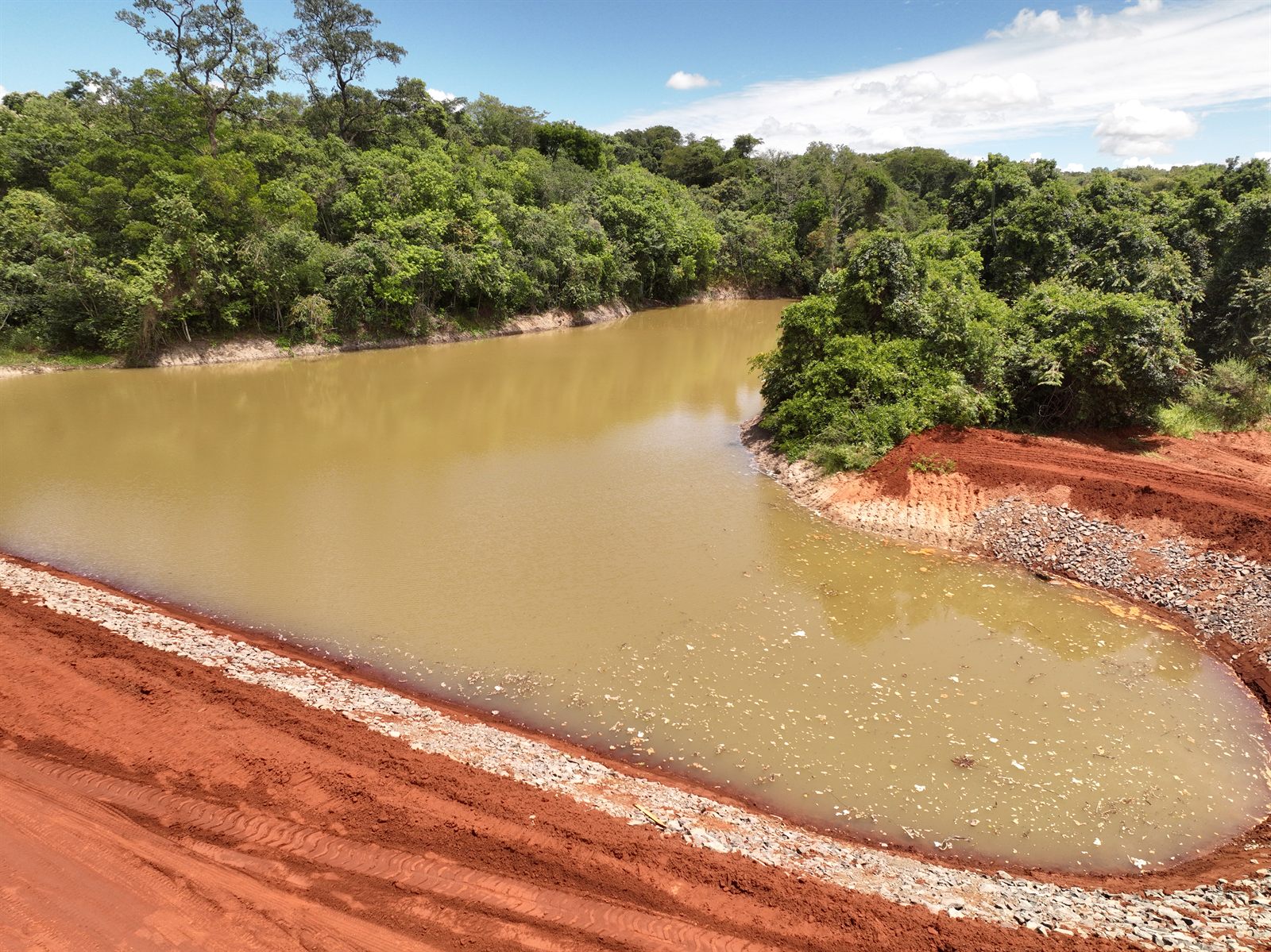 Barragem de terra na Fazenda São Ramão, vista aérea de drone, obra do Grupo LG — foto 10