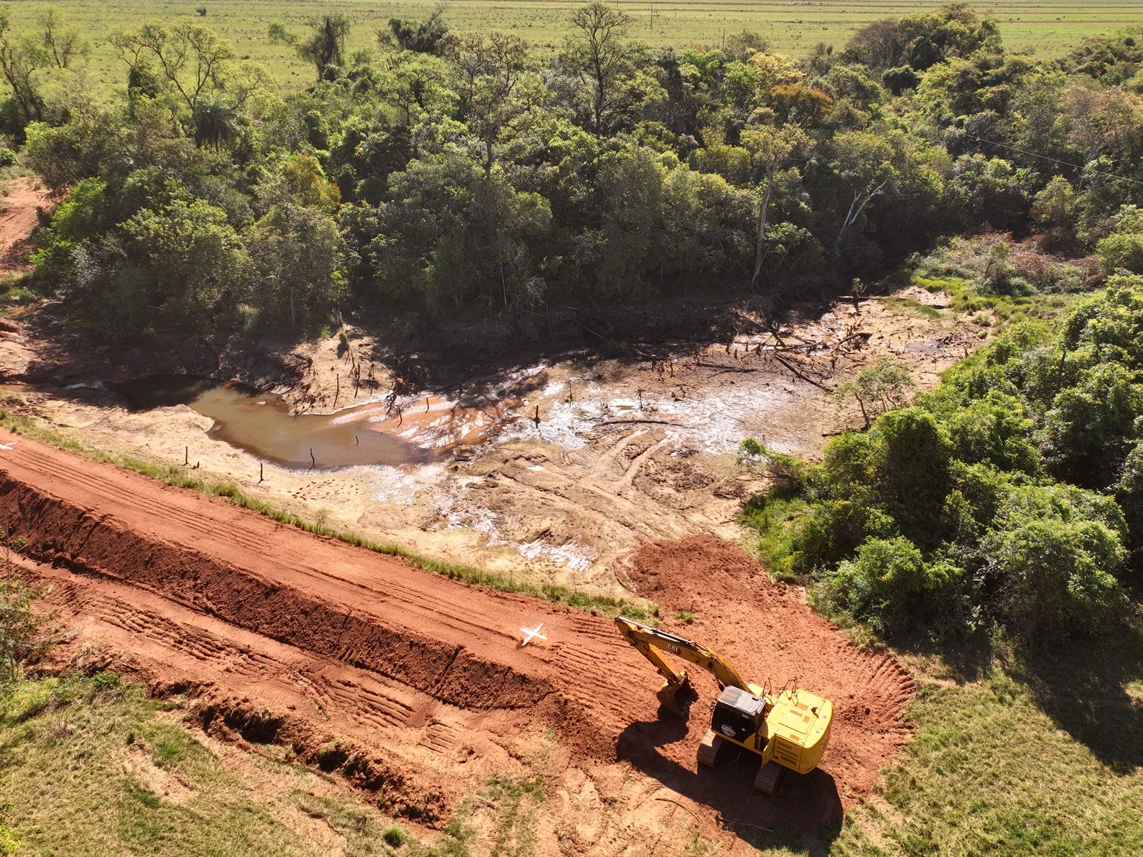 Barragem de terra na Fazenda São Ramão, vista aérea de drone, obra do Grupo LG — foto 3