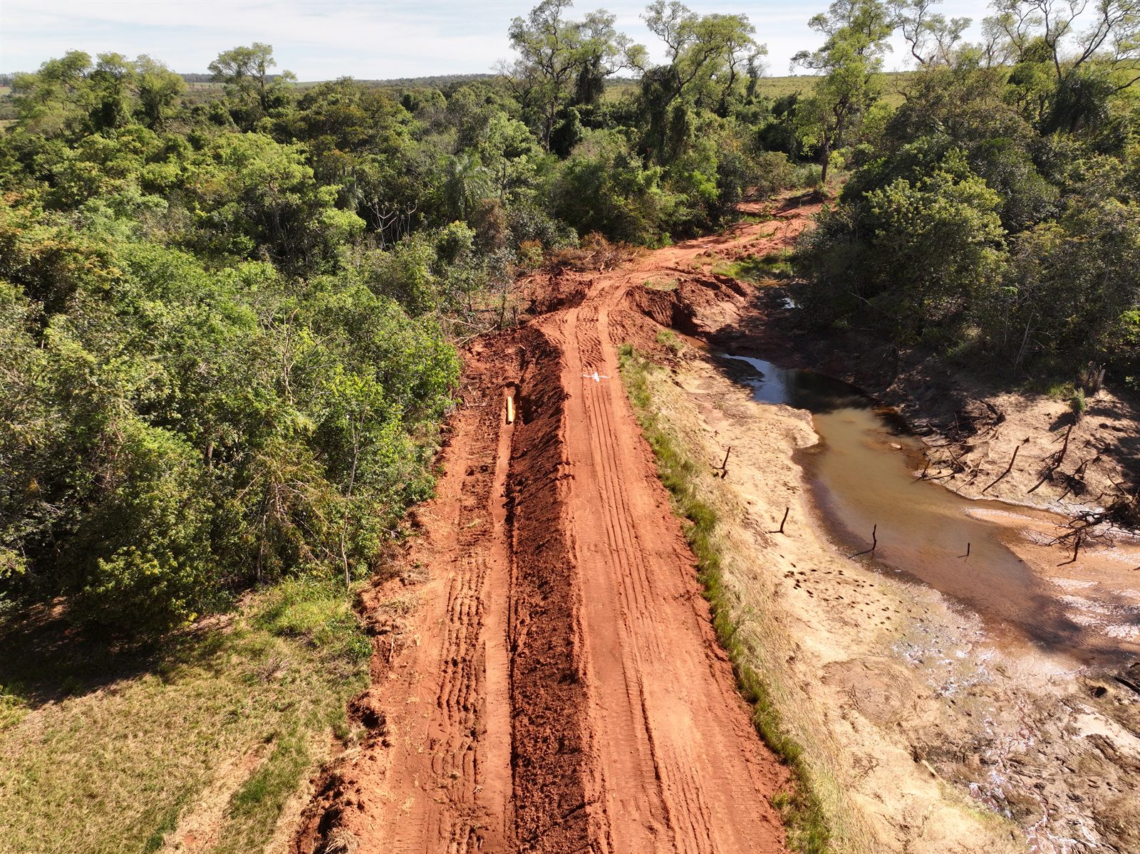 Barragem de terra na Fazenda São Ramão, vista aérea de drone, obra do Grupo LG — foto 4