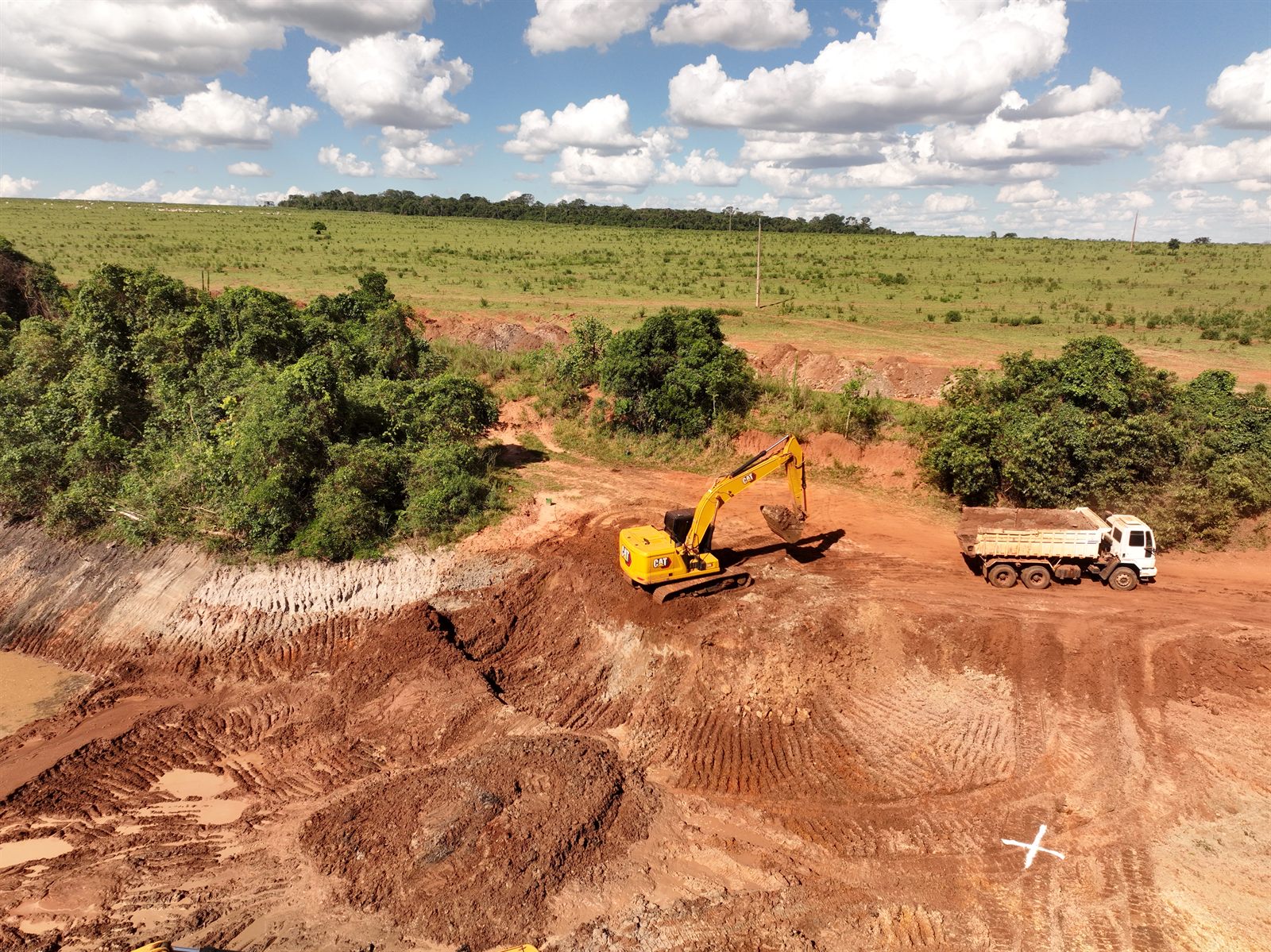 Barragem de terra na Fazenda São Ramão, vista aérea de drone, obra do Grupo LG — foto 5