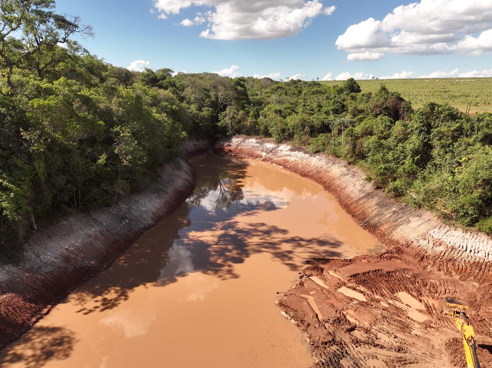 Barragem de terra na Fazenda São Ramão, vista aérea de drone, obra do Grupo LG — foto 6