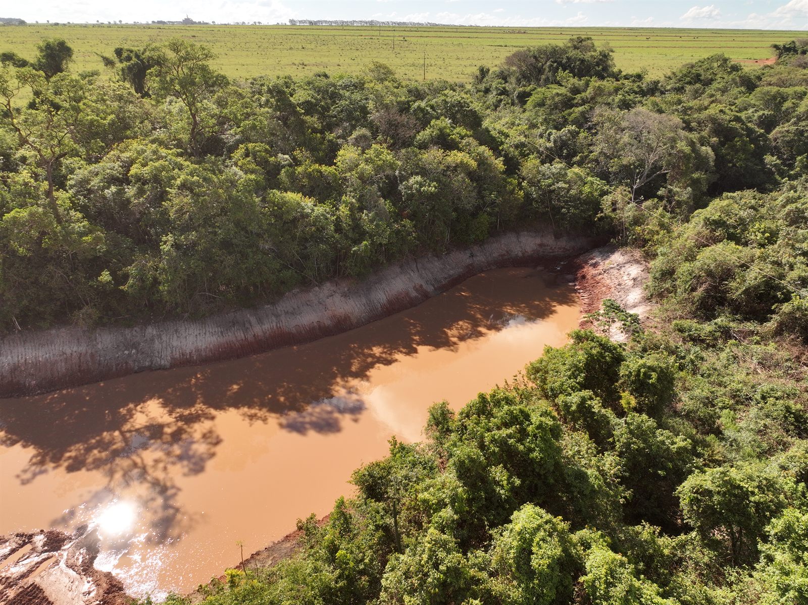 Barragem de terra na Fazenda São Ramão, vista aérea de drone, obra do Grupo LG — foto 7