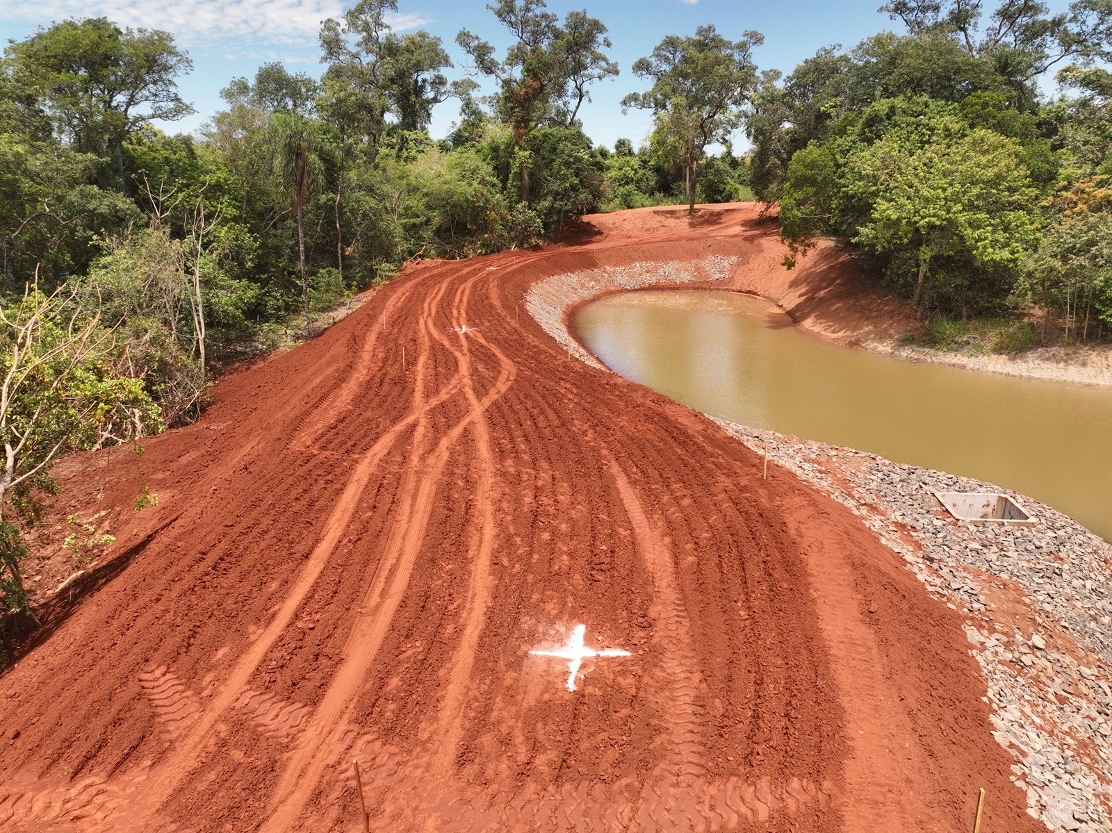 Barragem de terra na Fazenda São Ramão, vista aérea de drone, obra do Grupo LG — foto 8