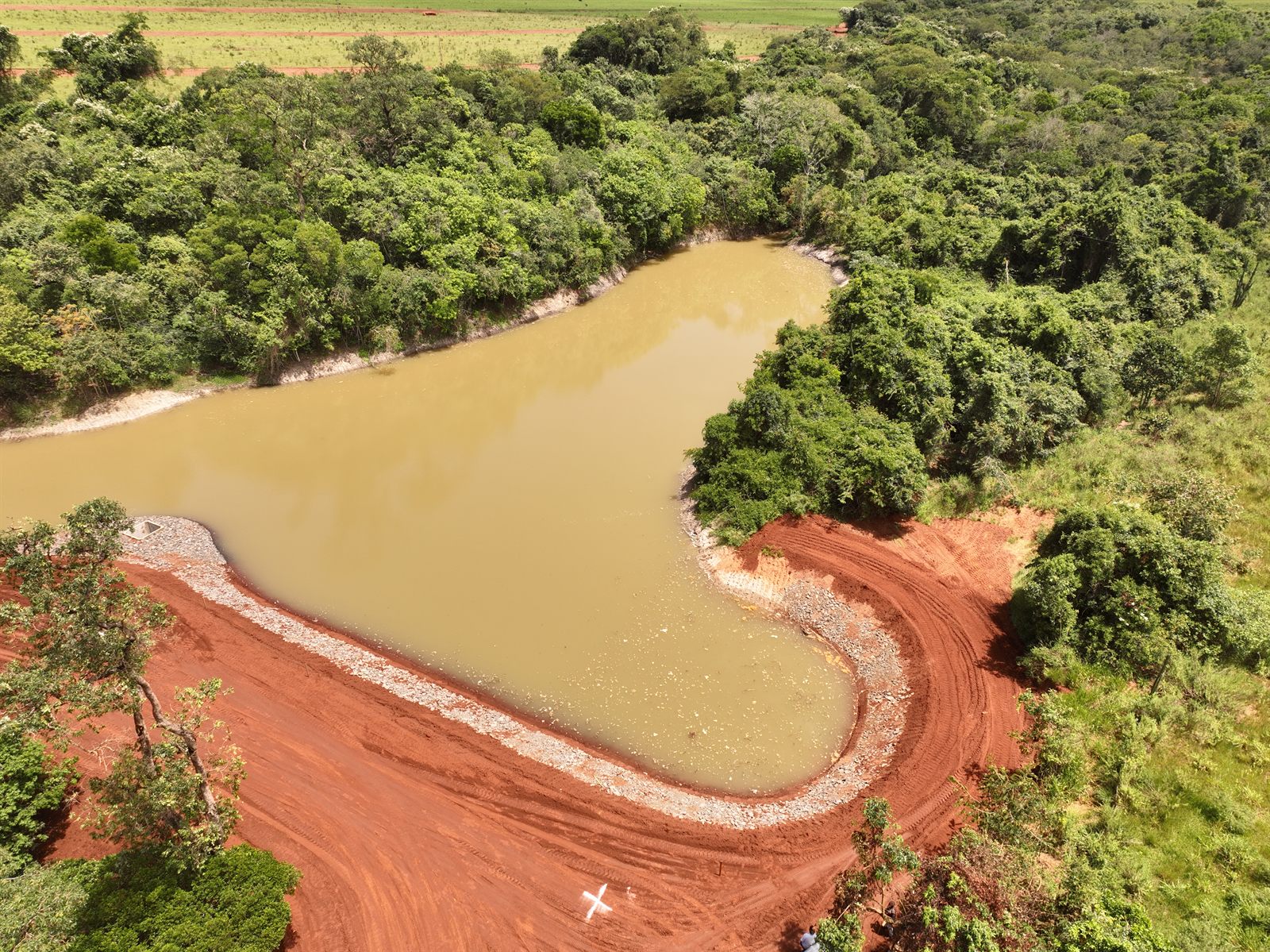 Barragem de terra na Fazenda São Ramão, vista aérea de drone, obra do Grupo LG — foto 9